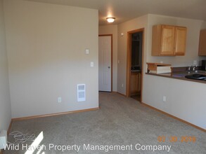 685 W 1st St in Newberg, OR - Foto de edificio - Building Photo