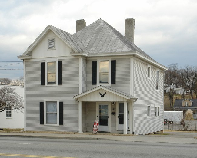 110 E Washington Ave in Vinton, VA - Building Photo - Building Photo