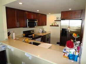 600 NE 36th St, Unit 619 in Miami, FL - Foto de edificio - Building Photo