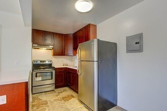 950 Antoinette Ln in South San Francisco, CA - Foto de edificio - Interior Photo