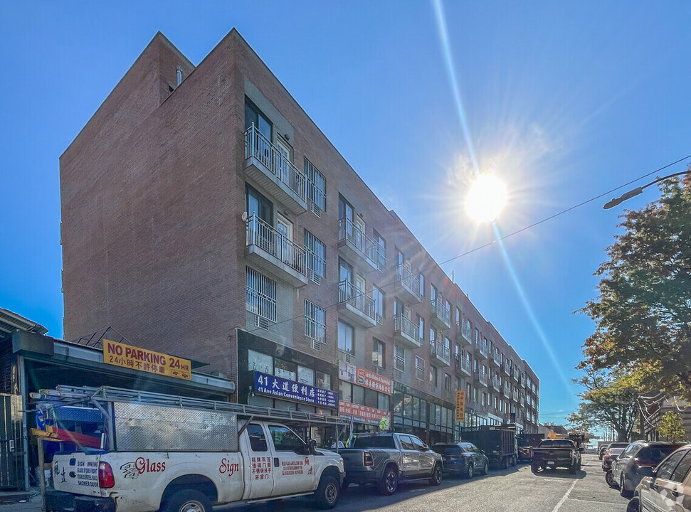 41-25 Haight St in Flushing, NY - Building Photo