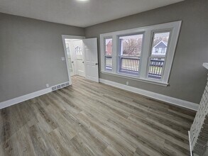 9711 Aetna Rd in Cleveland, OH - Foto de edificio - Building Photo