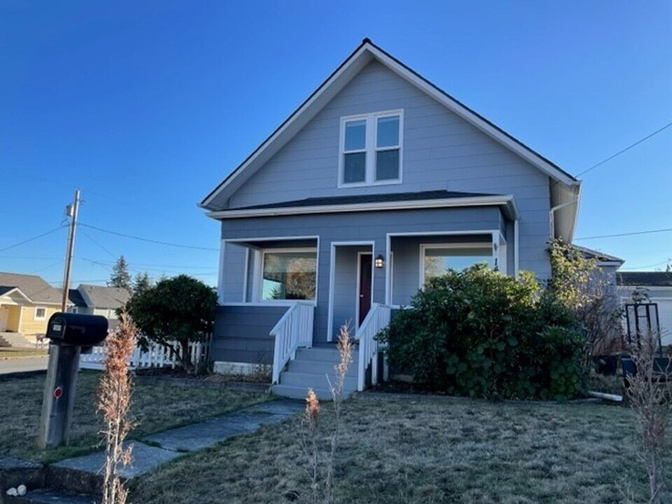1401 16th St in Anacortes, WA - Building Photo