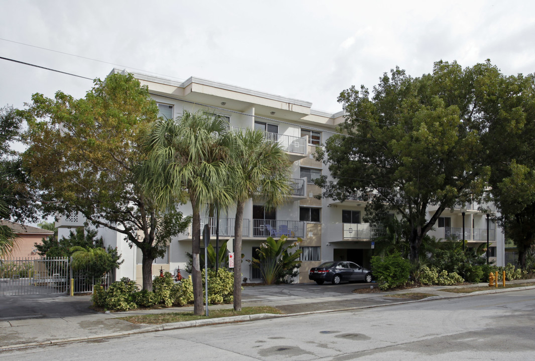 445 SW 11th St in Miami, FL - Building Photo