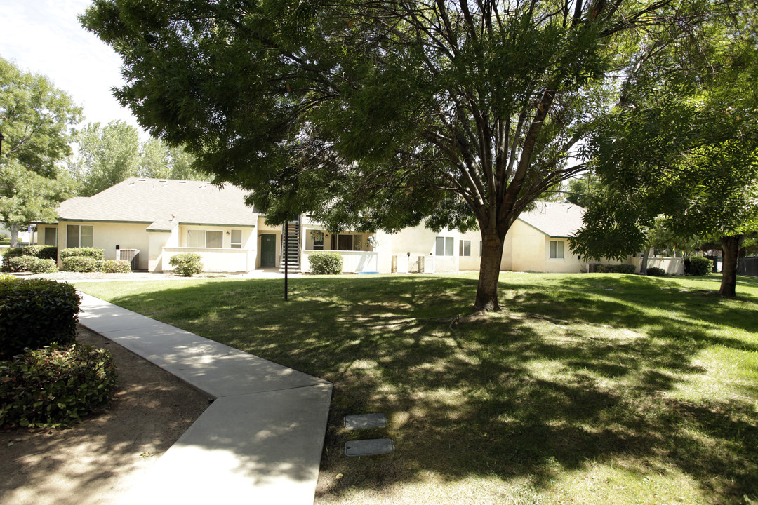 The Meadows in Bakersfield, CA - Building Photo