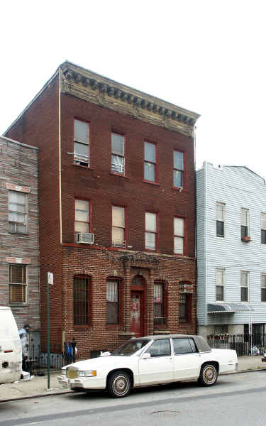 201 Woodpoint Rd in Brooklyn, NY - Building Photo