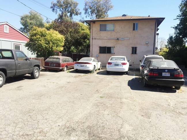 2412 Yreka Ave in Sacramento, CA - Building Photo - Building Photo