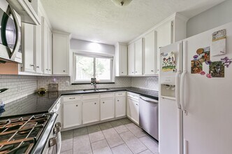4702 Maple St in Bellaire, TX - Foto de edificio - Building Photo