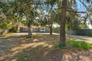 8425 Redwood Ave in Fontana, CA - Building Photo