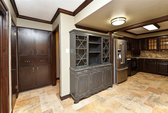 property at 2802 S Doral Dr