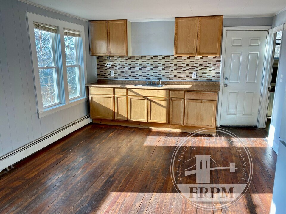 142 School St in Taunton, MA - Building Photo