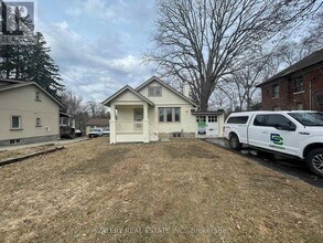 1561 Hurontario St in Mississauga, ON - Building Photo - Building Photo