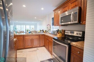 8421 Lagos De Campo Blvd in Tamarac, FL - Building Photo - Building Photo