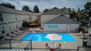 Brook Hollow Apartments in Salem, OR - Building Photo - Building Photo