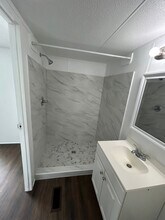 1406 E Wallisville Rd in Highlands, TX - Building Photo - Building Photo