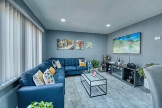8 E 10th St in Bayonne, NJ - Building Photo - Building Photo