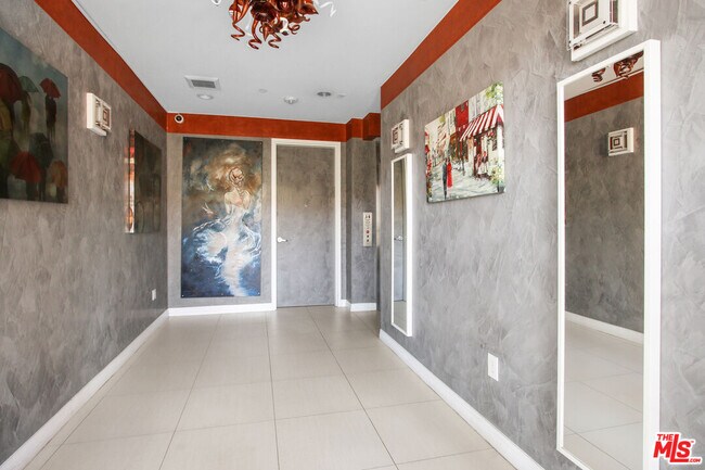 819 S Holt Ave in Los Angeles, CA - Building Photo - Building Photo
