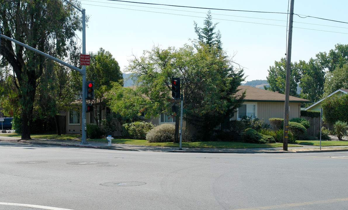 1601 Yulupa Ave in Santa Rosa, CA - Foto de edificio