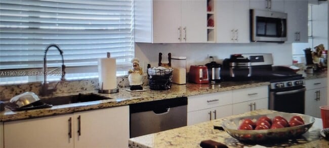 998 E 29th St in Hialeah, FL - Building Photo - Building Photo