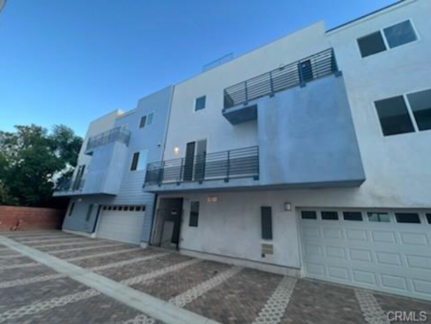 14614 Vanowen St in Van Nuys, CA - Foto de edificio