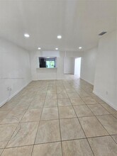 7770 W 8th Ave in Hialeah, FL - Foto de edificio - Building Photo