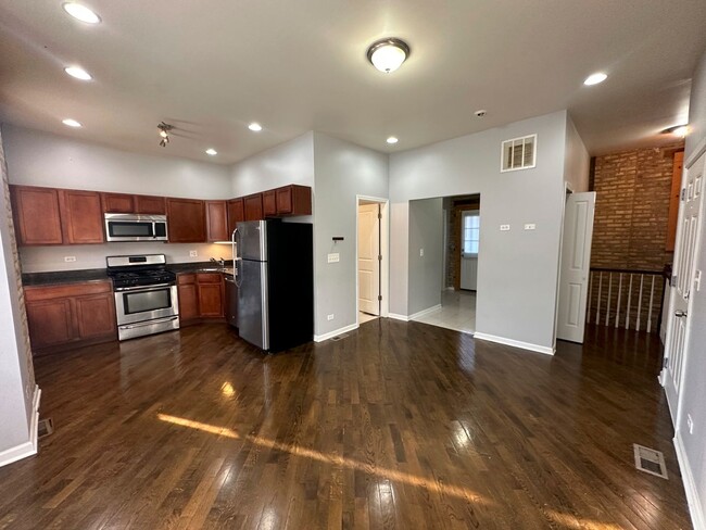 2748 W Le Moyne St, Unit 3E in Chicago, IL - Building Photo - Building Photo