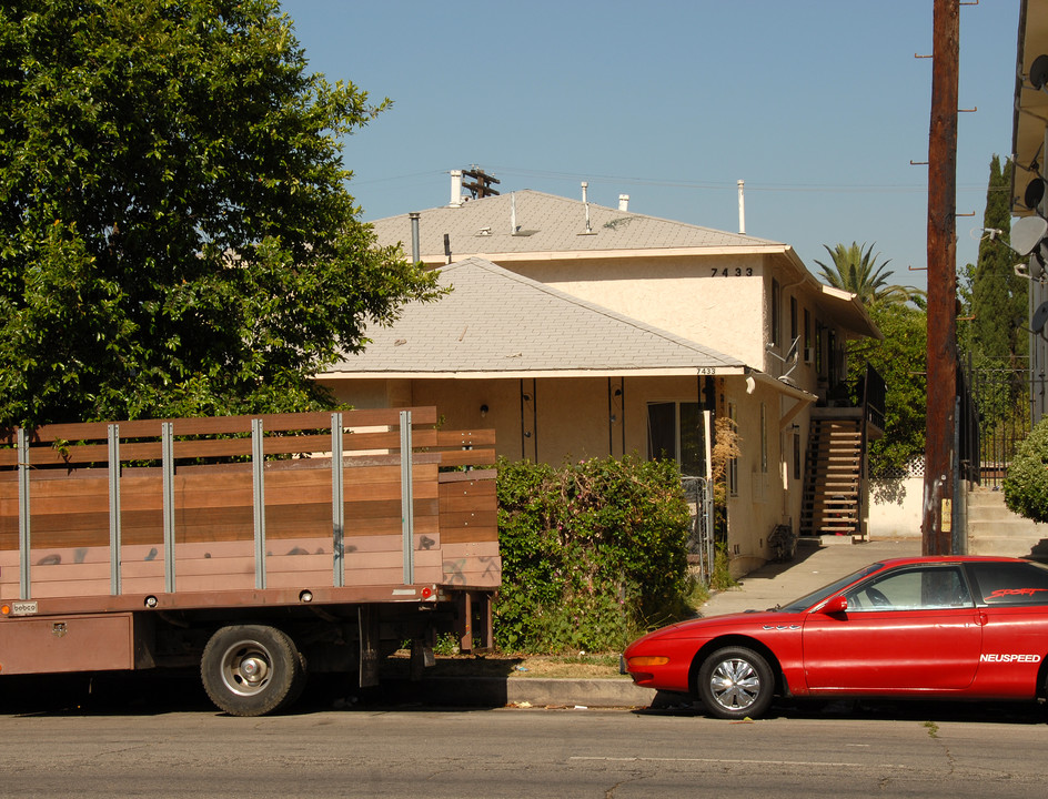 7433 Haskell Ave in Van Nuys, CA - Building Photo