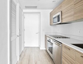 121 NE 34th St, Unit 2315 in Miami, FL - Foto de edificio - Building Photo