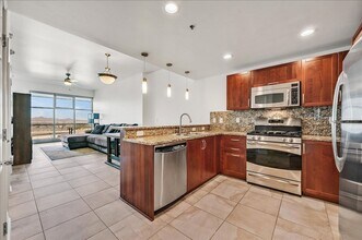 150 Las Vegas Blvd N in Las Vegas, NV - Building Photo - Building Photo