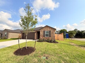 326 Amy St in Angleton, TX - Building Photo - Building Photo