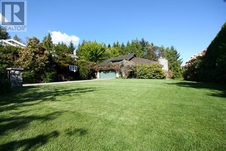 4276 Rockridge Pl in West Vancouver, BC - Building Photo - Building Photo