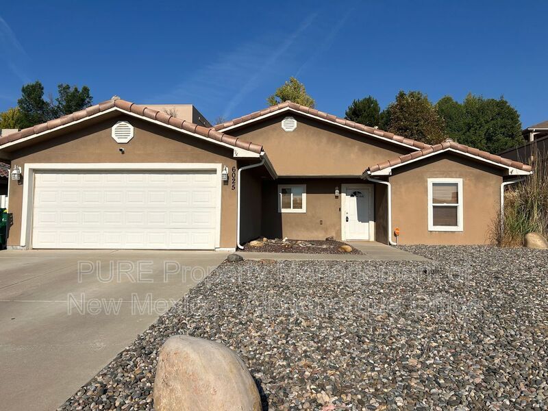 6025 Arroyo Dr in Farmington, NM - Foto de edificio