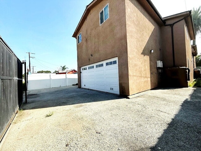 827 E 74th St in Los Angeles, CA - Foto de edificio - Building Photo