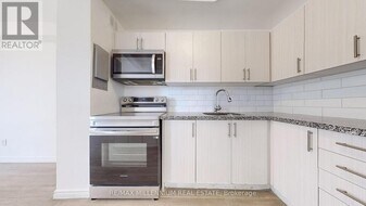 221 Melvin Ave in Hamilton, ON - Building Photo