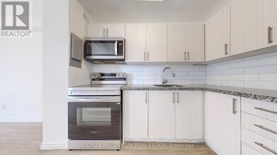 221 Melvin Ave in Hamilton, ON - Building Photo - Building Photo