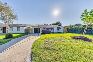 1304 Pugh Dr in Galena Park, TX - Building Photo