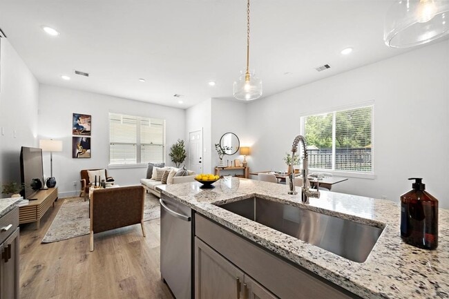 1586 W Tidwell Rd in Houston, TX - Building Photo - Building Photo