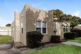 523 Plymouth Rd in West Palm Beach, FL - Foto de edificio - Building Photo