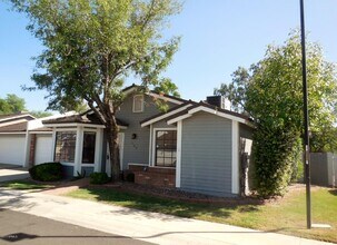 127 E Danbury Rd in Phoenix, AZ - Building Photo - Building Photo