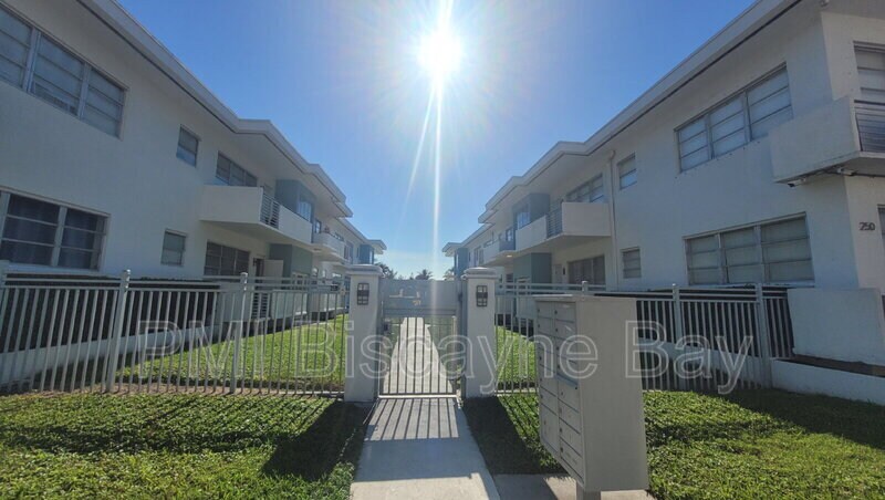 200 S Shore Dr in Miami Beach, FL - Building Photo