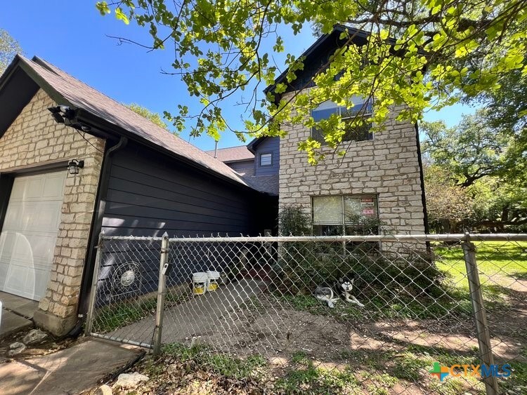 115 Hughson Ct in San Marcos, TX - Building Photo
