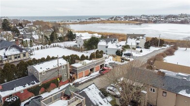 167 Coggeshall Ave in Newport, RI - Foto de edificio - Building Photo