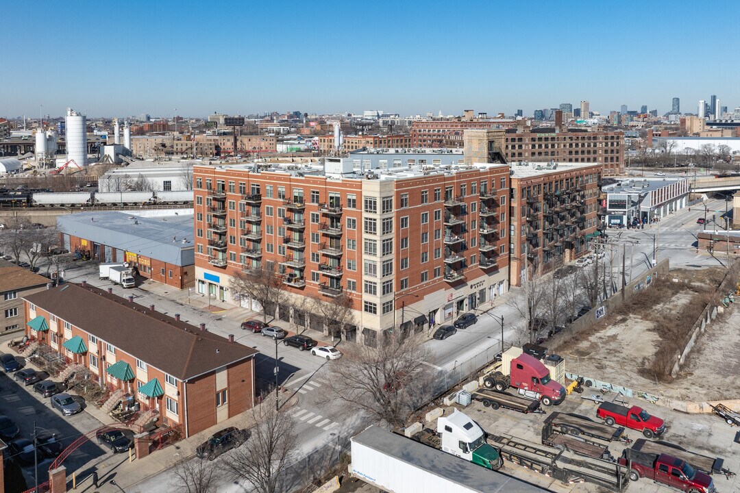 Canal Crossing in Chicago, IL - Building Photo