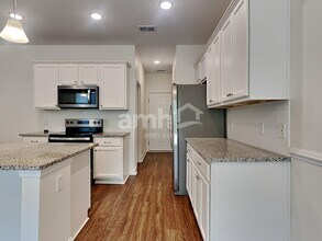 992 Theodore Rd in Awendaw, SC - Foto de edificio - Building Photo