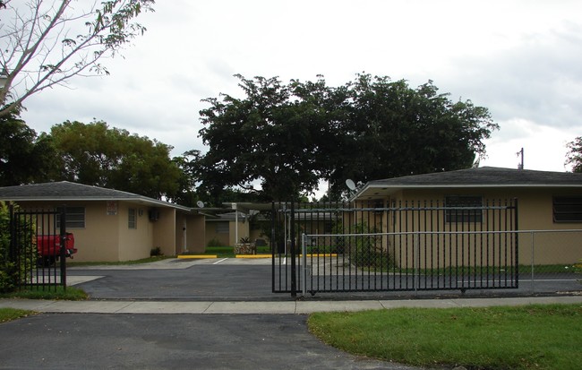 15105 Harding Ln in Homestead, FL - Foto de edificio - Building Photo