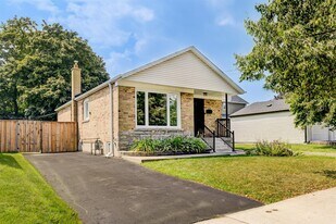 33 Mendip Cres in Toronto, ON - Building Photo