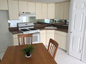 22 Sharrotts Rd, Unit 1 in Staten Island, NY - Foto de edificio - Building Photo