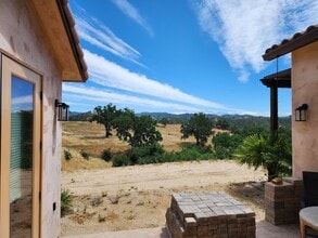 2296 Holly Dr in Paso Robles, CA - Foto de edificio - Building Photo