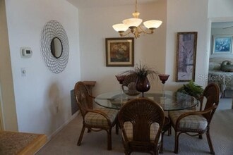 4900 Brittany Dr S in St. Petersburg, FL - Foto de edificio - Building Photo