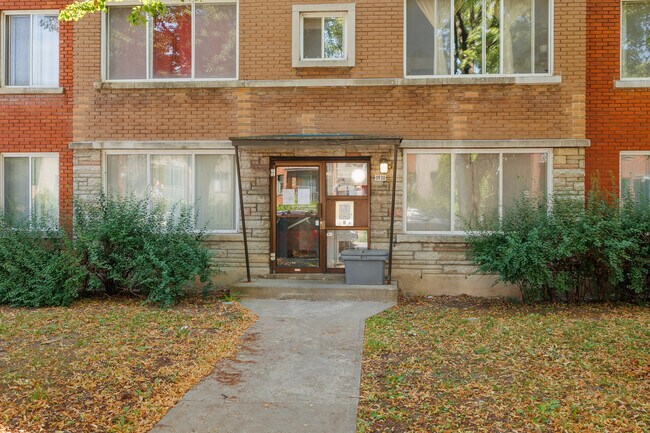 11930 Michel-Sarrazin Rue in Montréal, QC - Building Photo - Building Photo